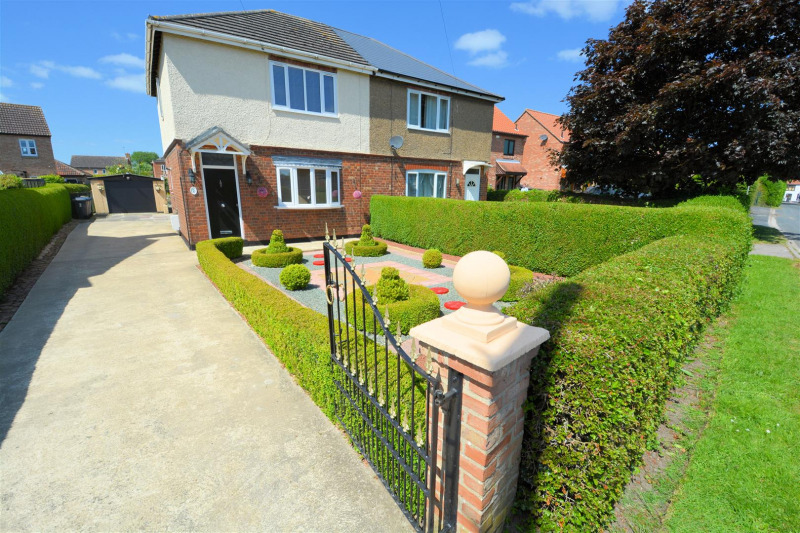 Main property photo: Outside - front